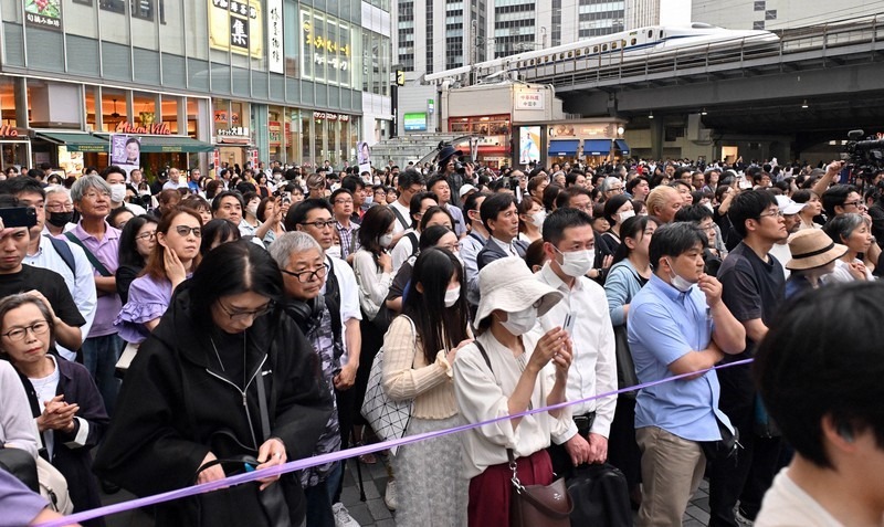 選挙の街頭演説に集まった聴衆